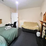 Nice Bedroom With Private Garden Woodleigh Avenue